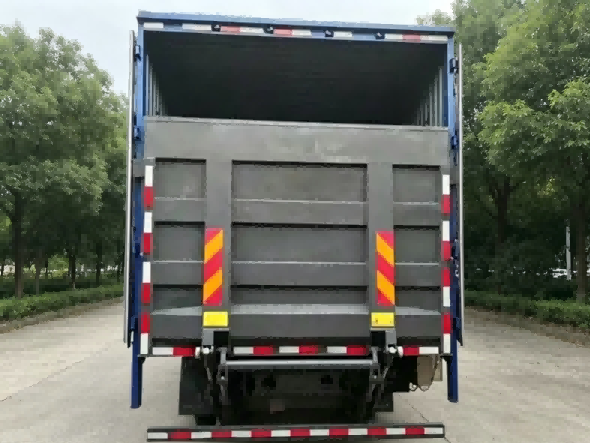 Aprofundare în industrie: Confruntare cu materiale de inginerie – Panouri compozite inteligente vs. oțel de înaltă rezistență vs. aliaj de aluminiu